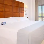 Zentral Ave מלון