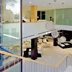 Zentral Ave מלון