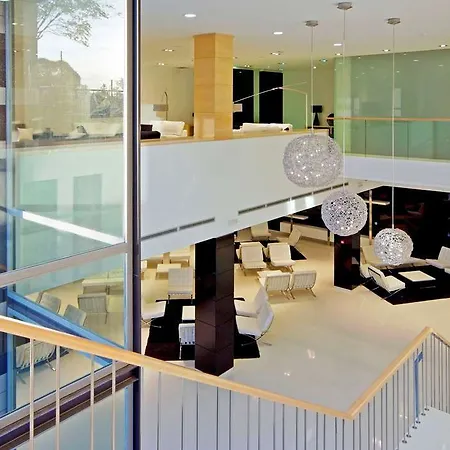 Zentral Ave מלון