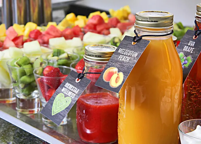 Zentral Ave מלון