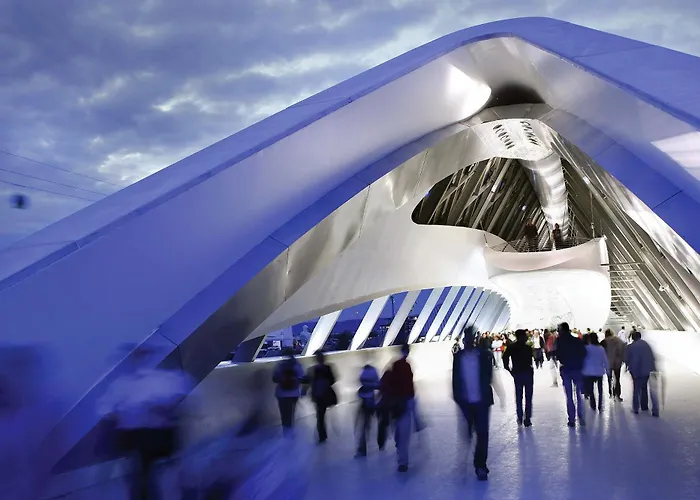 Zentral Ave מלון