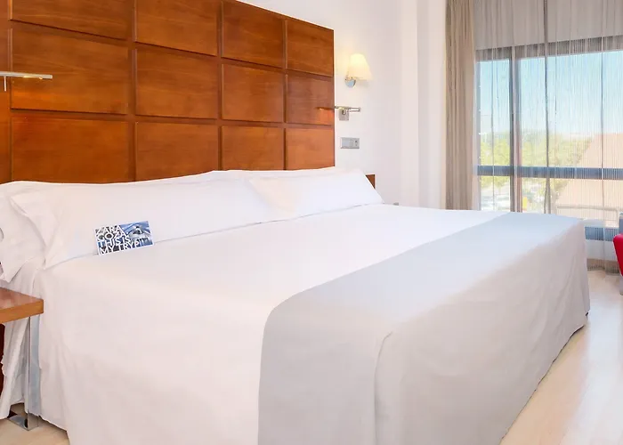 Zentral Ave מלון