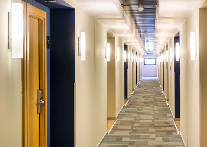 Zentral Ave מלון