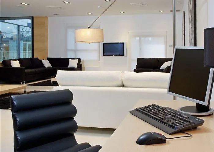 Zentral Ave מלון